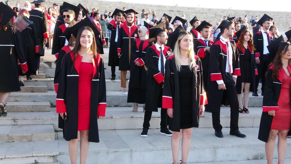 tip-fakultesinden-mezun-olan-konyali-ikizler-bolum-birinciligini-paylasti5.jpg