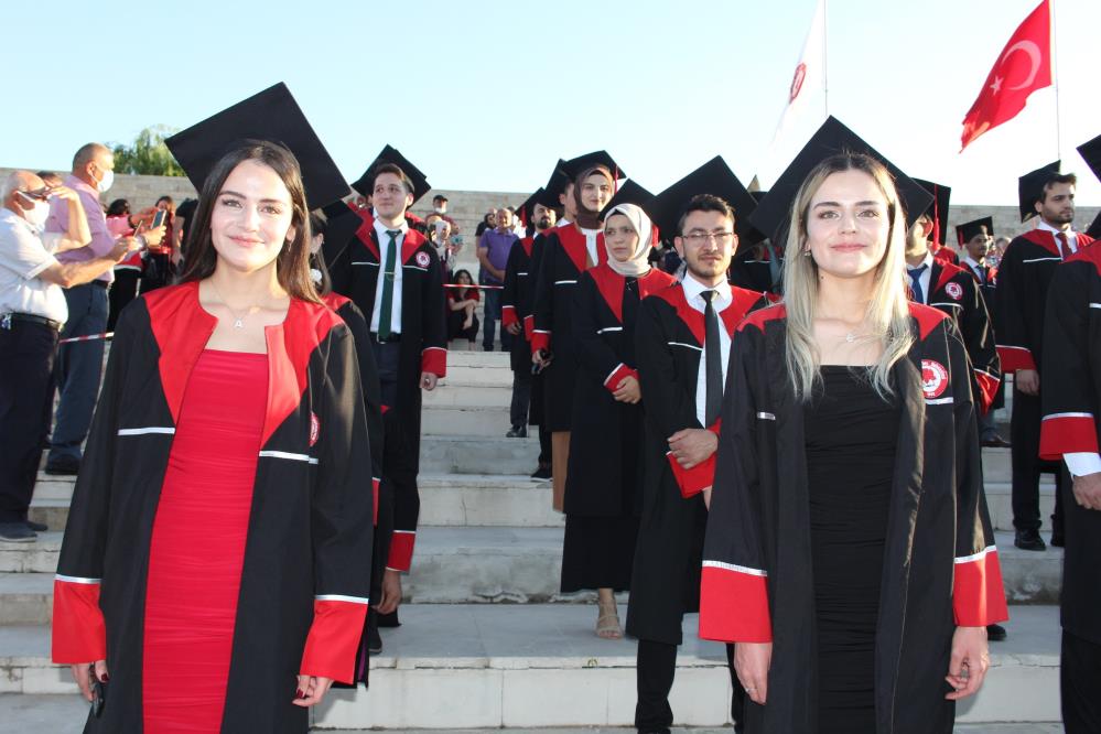 tip-fakultesinden-mezun-olan-konyali-ikizler-bolum-birinciligini-paylasti9.jpg