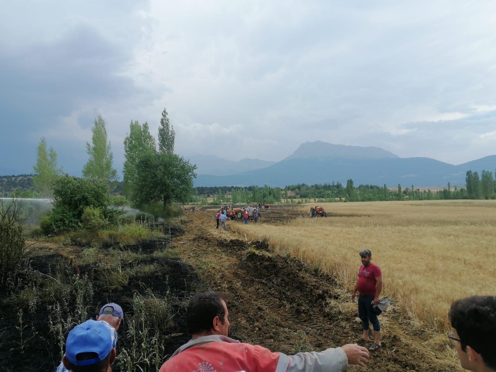 konyada-yildirim-dustu-koylulerin-cabasi-ekili-araziyi-yanmaktan-kurtardi-001.jpeg