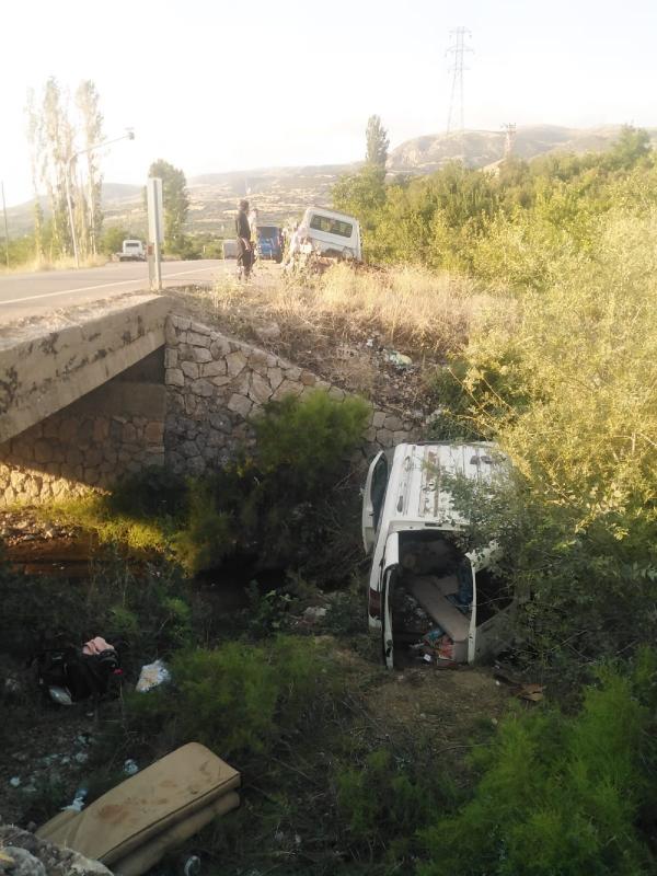 isparta-konya-yolunda-surucusu-uyuyan-arac-kanala-uctu-2-olu-6-yarali-var.jpg