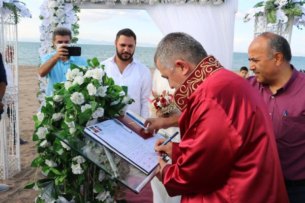 nikah-memuru-konyali-babanin-en-zor-ani-sira-kendi-kizina-gelince.jpg