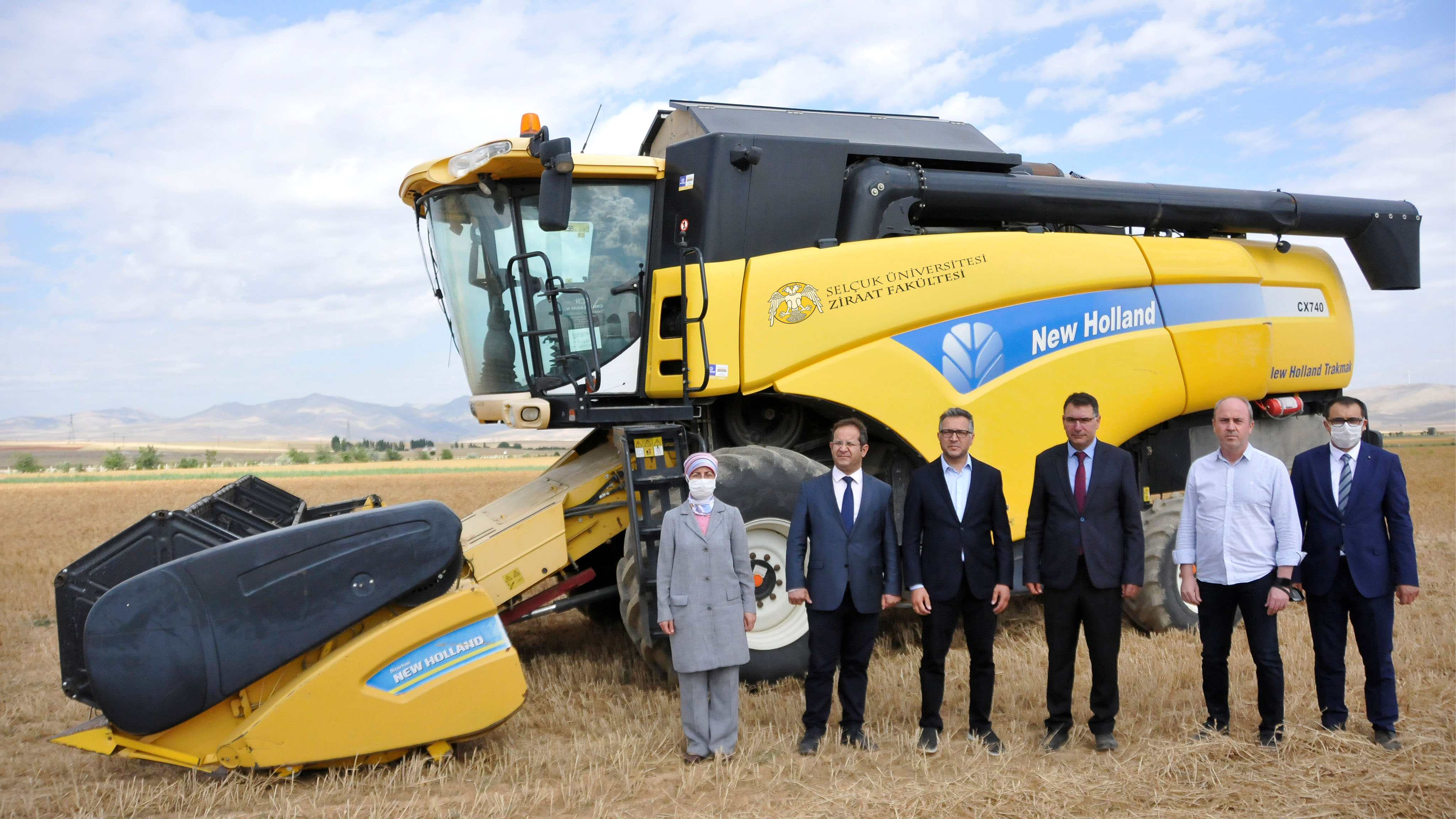 selcuk-universitesi-ziraat-fakultesi-saricalar-ciftliginde-hasat-basladi-4.jpg