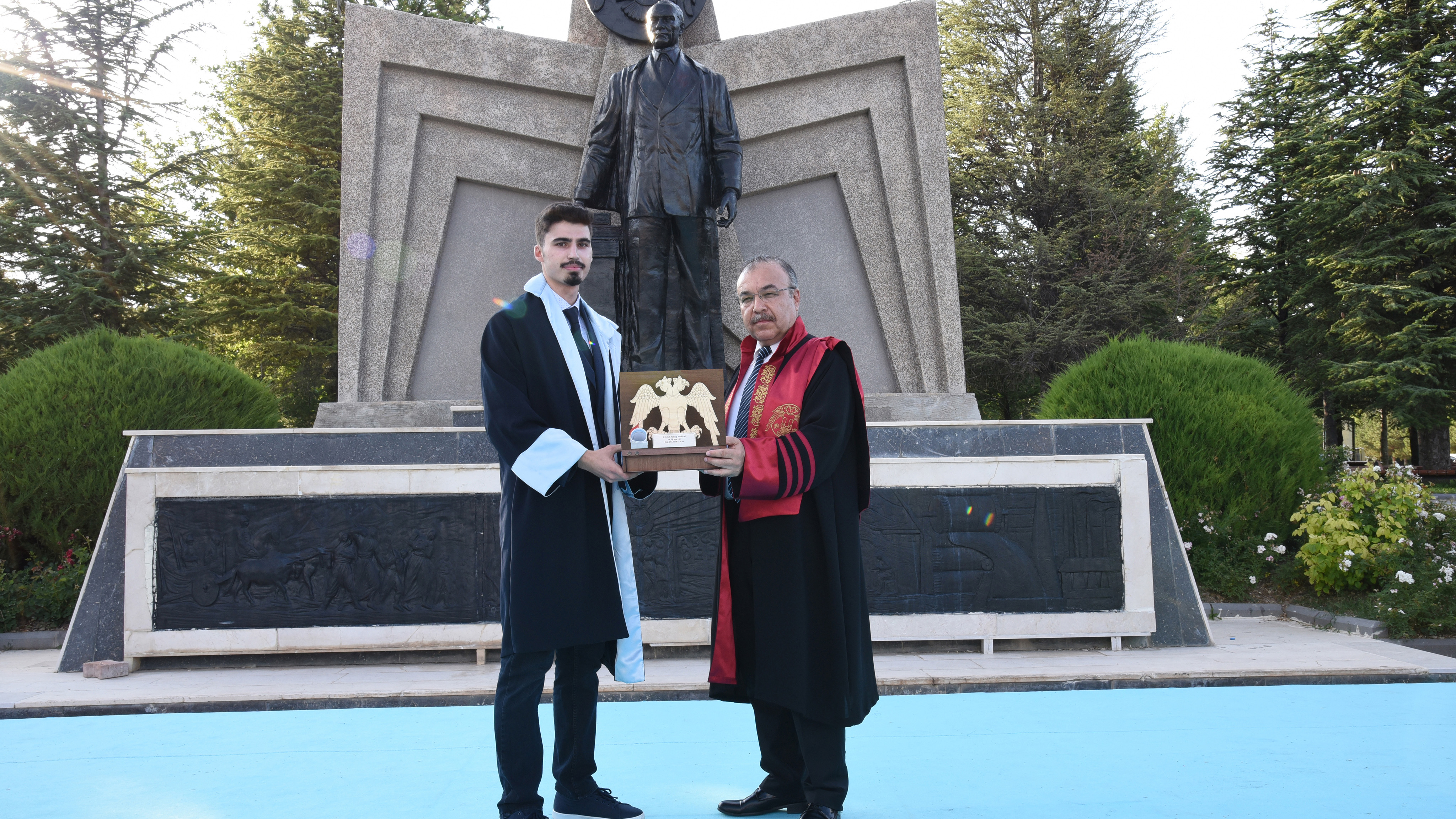 selcuk-universitesinde-genc-dis-hekimleri-diplomalarini-aldi-2.jpg