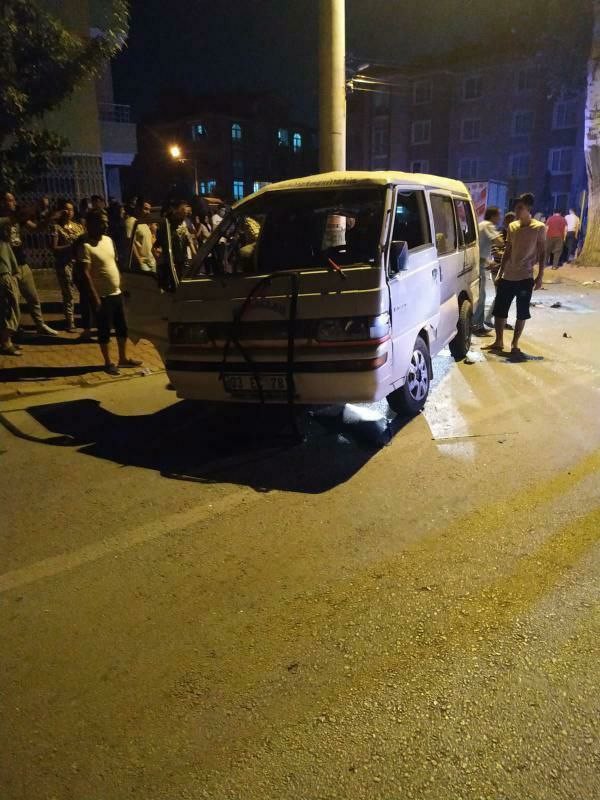 konyada-otomobille-carpisan-minibus-devrildi-7-kisinin-yaralandigi-kaza-ani-kamerada-001.jpg