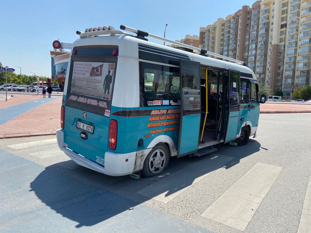 konyada-yolcu-minibusuyle-otomobil-carpisti-003.jpeg