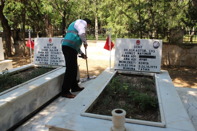 konyada-gonullu-hukumluler-sehitligin-bakim-ve-temizligini-yapti-002.jpeg