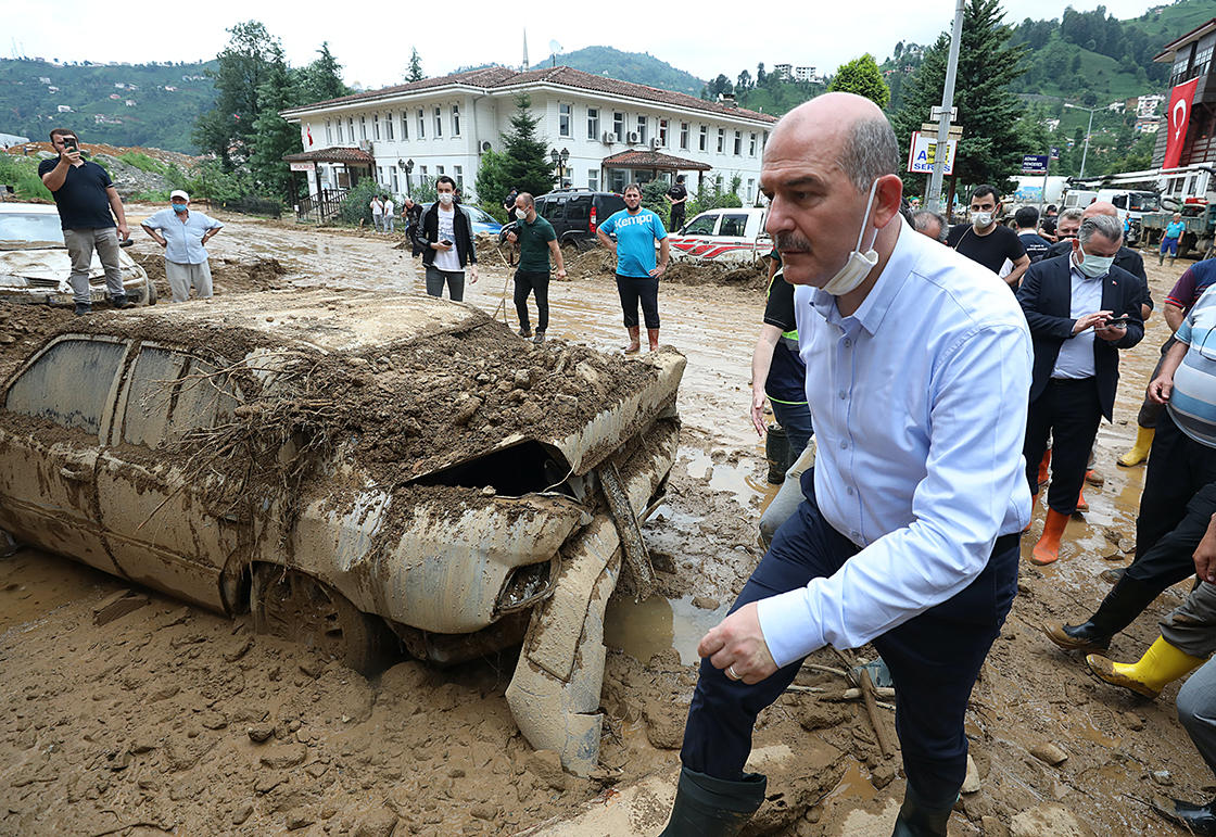 bakanlar-soylu-kurum-ve-karaismailoglu-rizede-afet-bolgesinde-incelemelerde-bulundu2.jpg