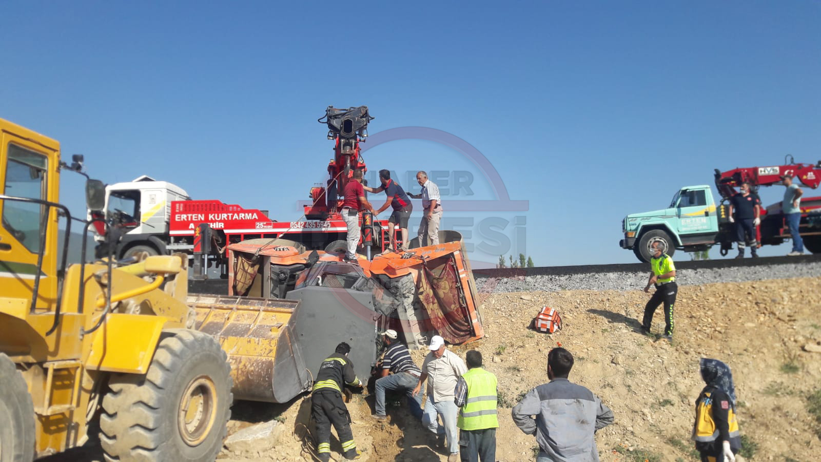 konyada-calisma-yapilan-alanda-is-makinesi-devrildi-surucu-kabinde-sikisti.jpg