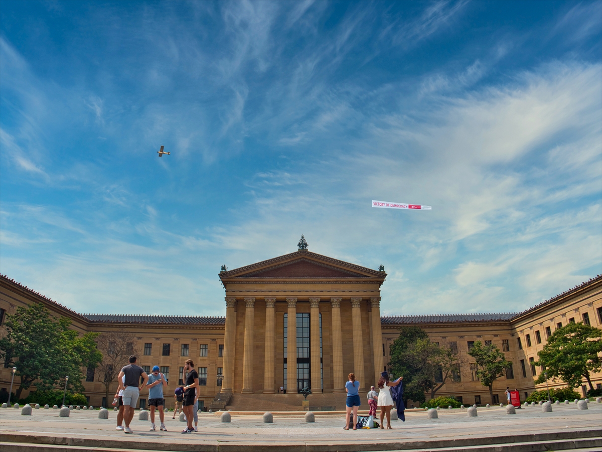 feto-elebasinin-yasadigi-pensilvanya-eyaletinde-demokrasi-zaferi-afisi-tasiyan-ucak-ucuruldu-5.jpg