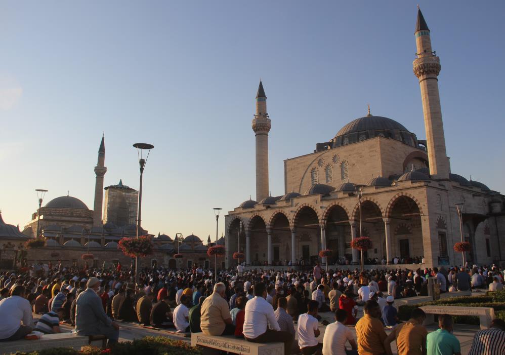 2021/07/20/binlerce-konyali-bayram-namazi-icin-mevlana-meydaninda-bulustu1.jpg