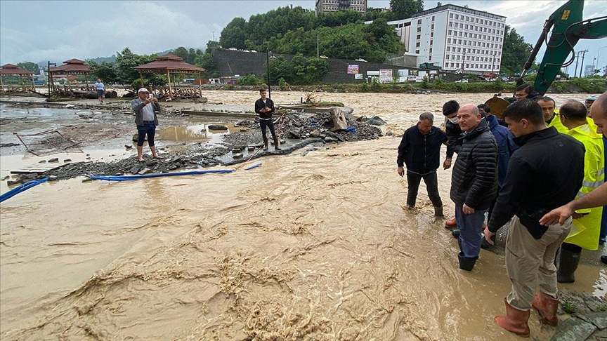 icisleri-bakani-suleyman-soylu-arhavide-sel-bolgesinde-incelemelerde-bulundu.jpg