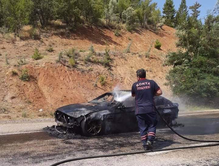 konyada-seyir-halindeki-luks-otomobil-cikan-yanginda-kul-oldu-001.jpeg
