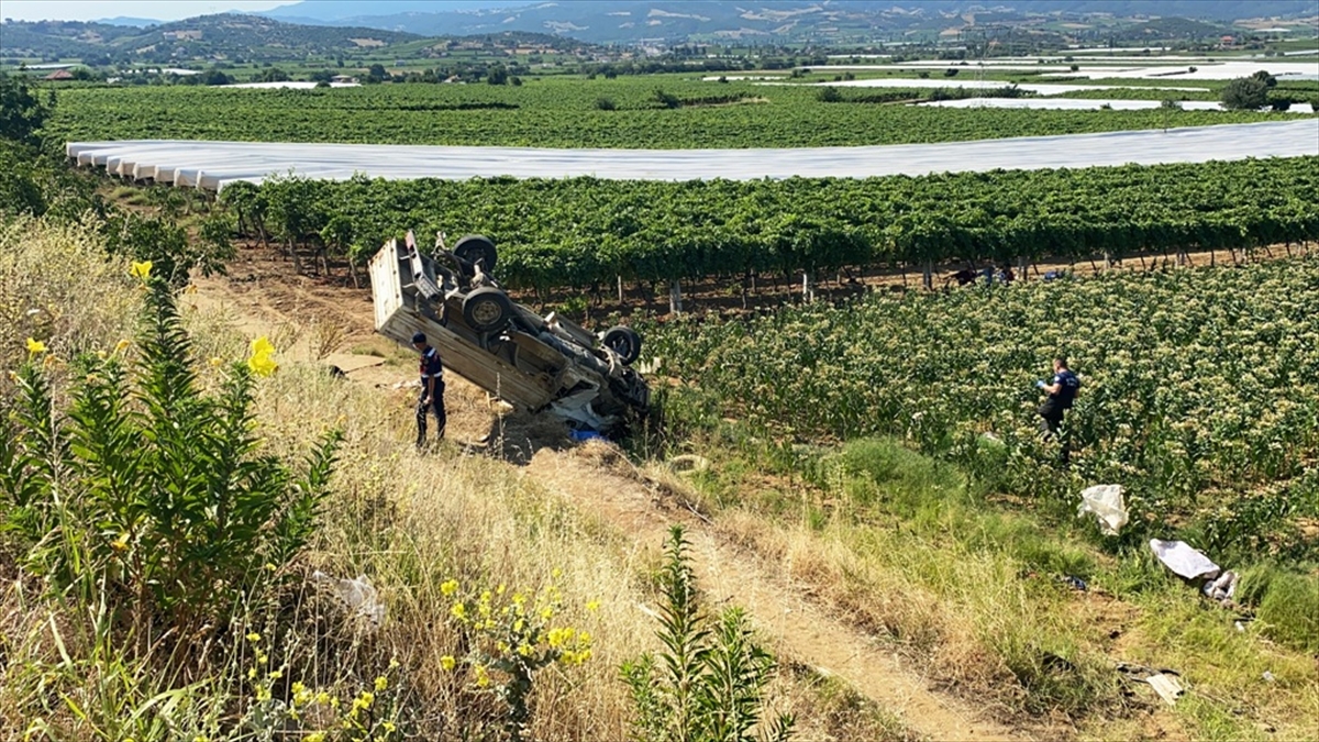 kamyonet-taklalar-atarak-tarlaya-devrildi-1.jpg