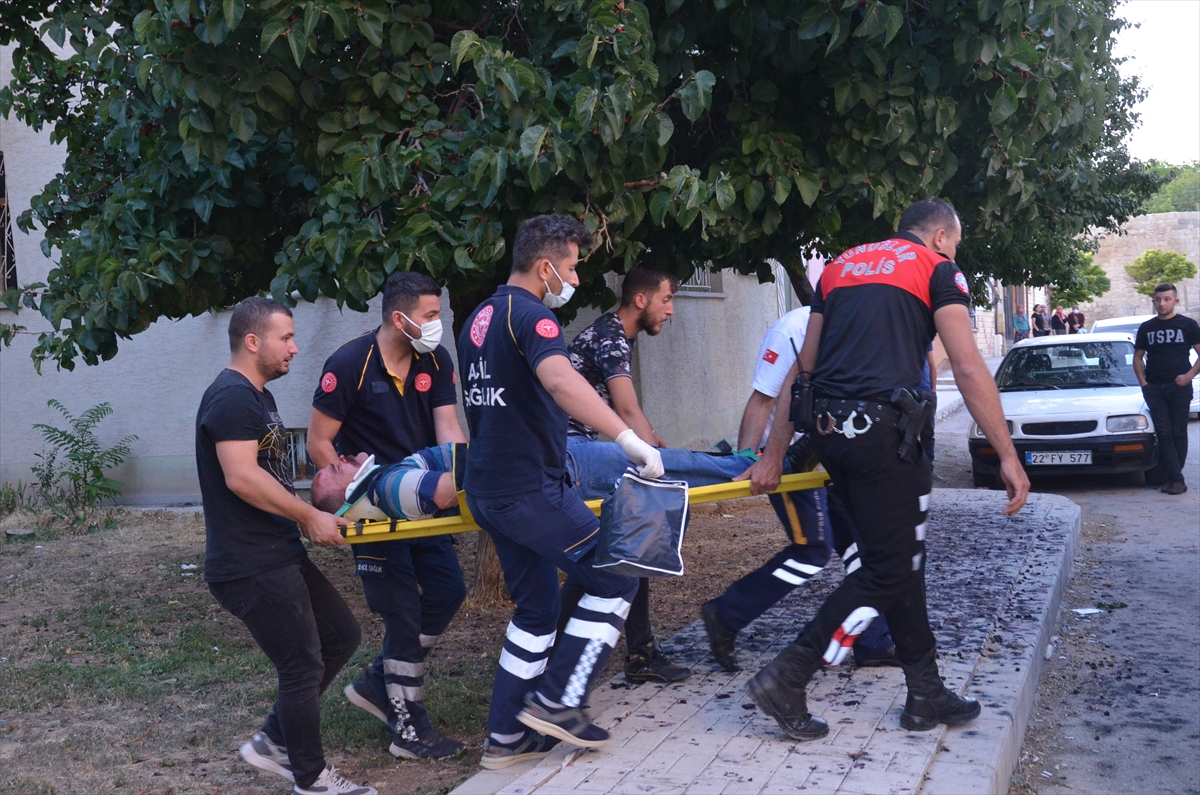 komsularin-silah-tas-ve-sopali-kavgasinda-7-kisi-yaralandi-001.jpg