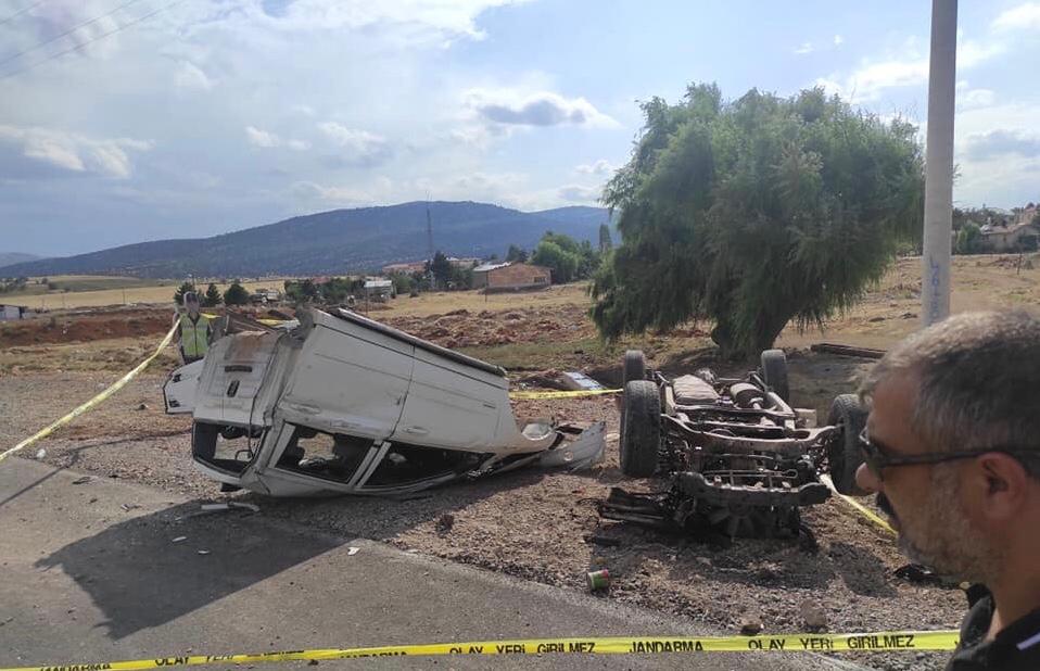 konyada-parcalara-ayrilan-kamyonetin-surucusu-hayatini-kaybetti-001.jpeg