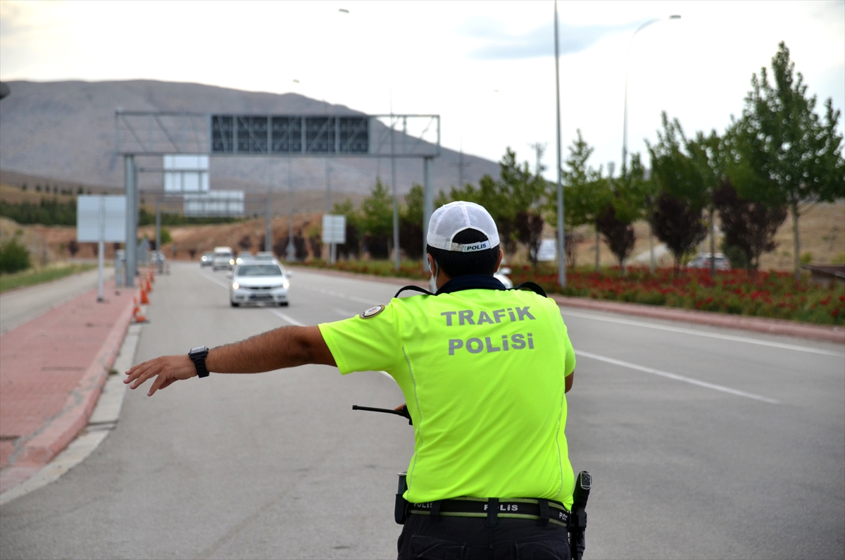 bayram-tatilinin-son-gunu-gecis-guzergahi-konyadaki-yogunluk-suruyor.jpg