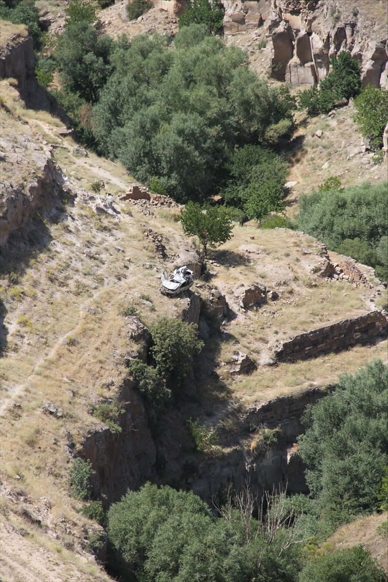 kayserinin-merkez-talas-ilcesinde-bir-kisinin-manzara-izlemek-icin-yol-kenarina-park-ettigi-otomobil-yaklasik-200-metreden-ucuruma-yuvarlandi-2.jpg