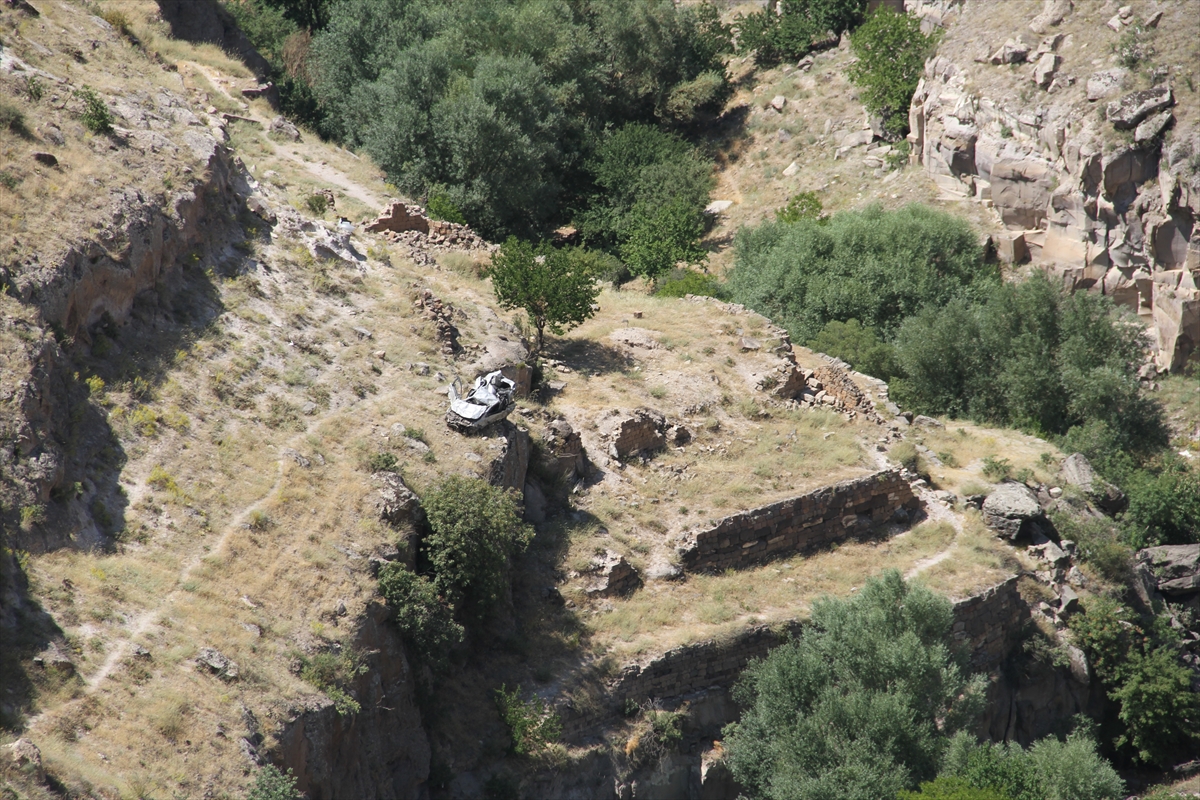kayserinin-merkez-talas-ilcesinde-bir-kisinin-manzara-izlemek-icin-yol-kenarina-park-ettigi-otomobil-yaklasik-200-metreden-ucuruma-yuvarlandi-3.jpg