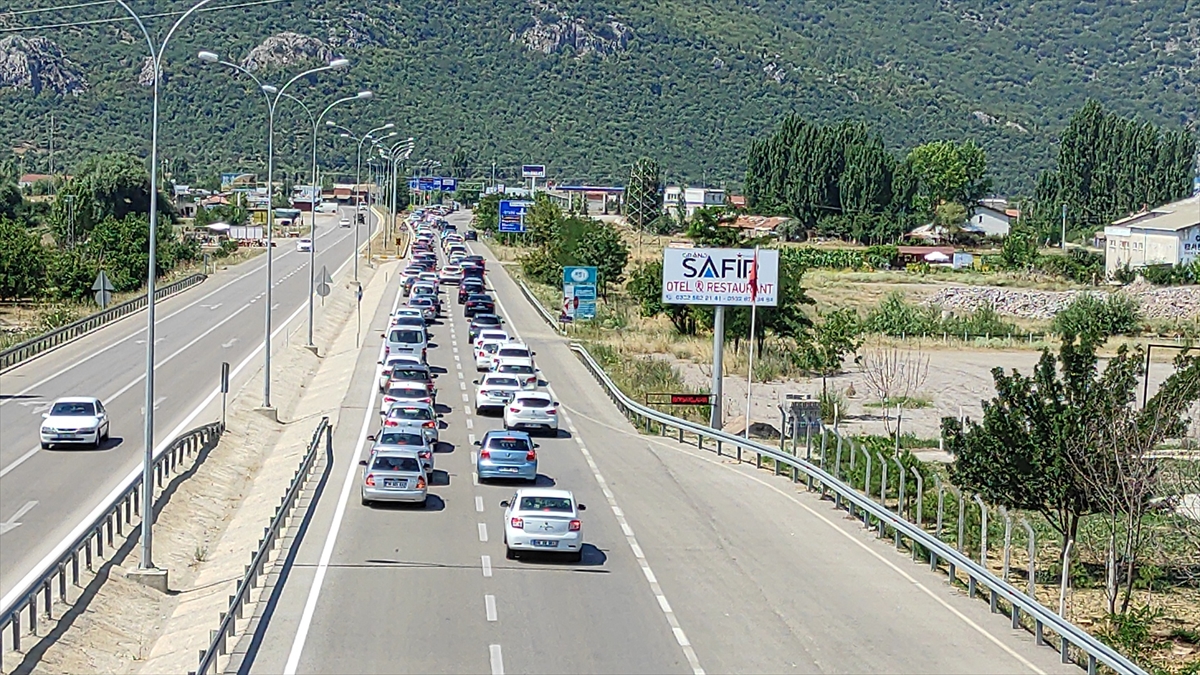 konyada-gecis-guzergahi-olan-bu-yoldan-1-saatte-5-bin-arac-gecti-2.jpg