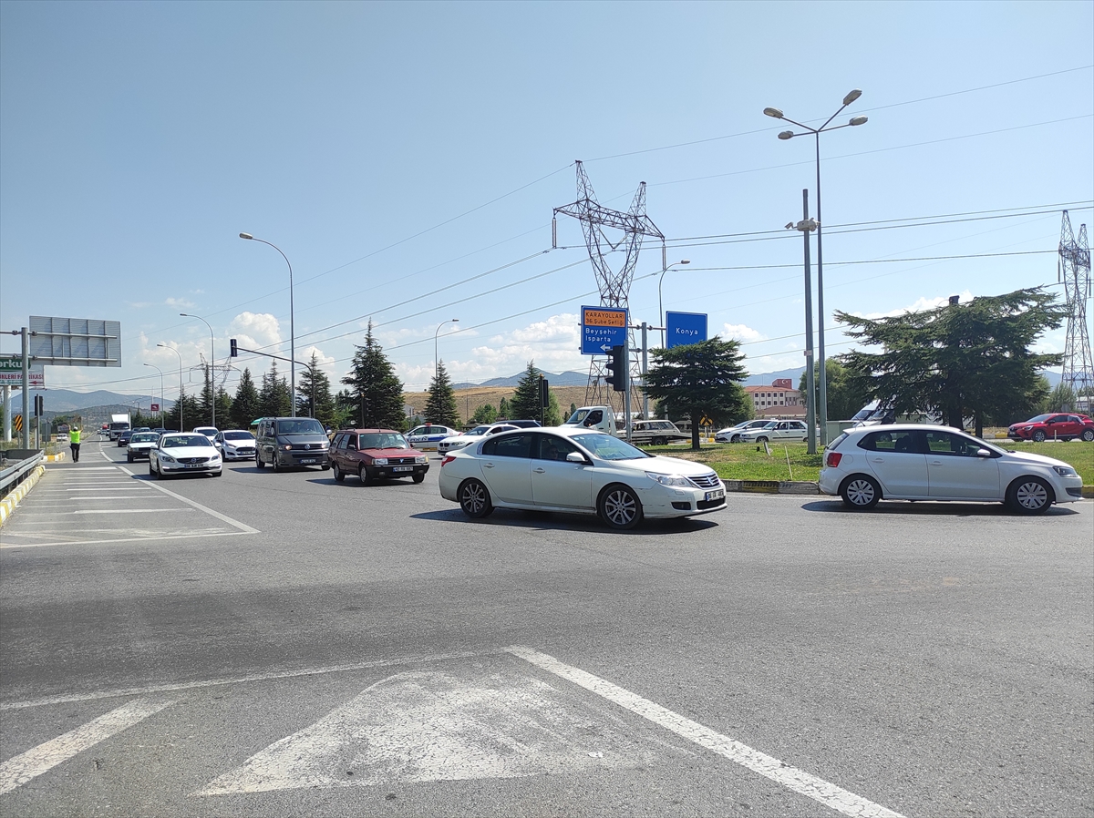 konyada-gecis-guzergahi-olan-bu-yoldan-1-saatte-5-bin-arac-gecti-4.jpg
