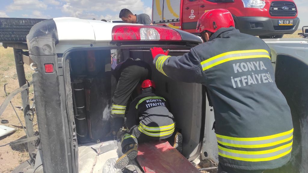 konyada-hafif-ticari-arac-sarampole-devrildi-ayni-aileden-4-yarali-var-001.jpeg