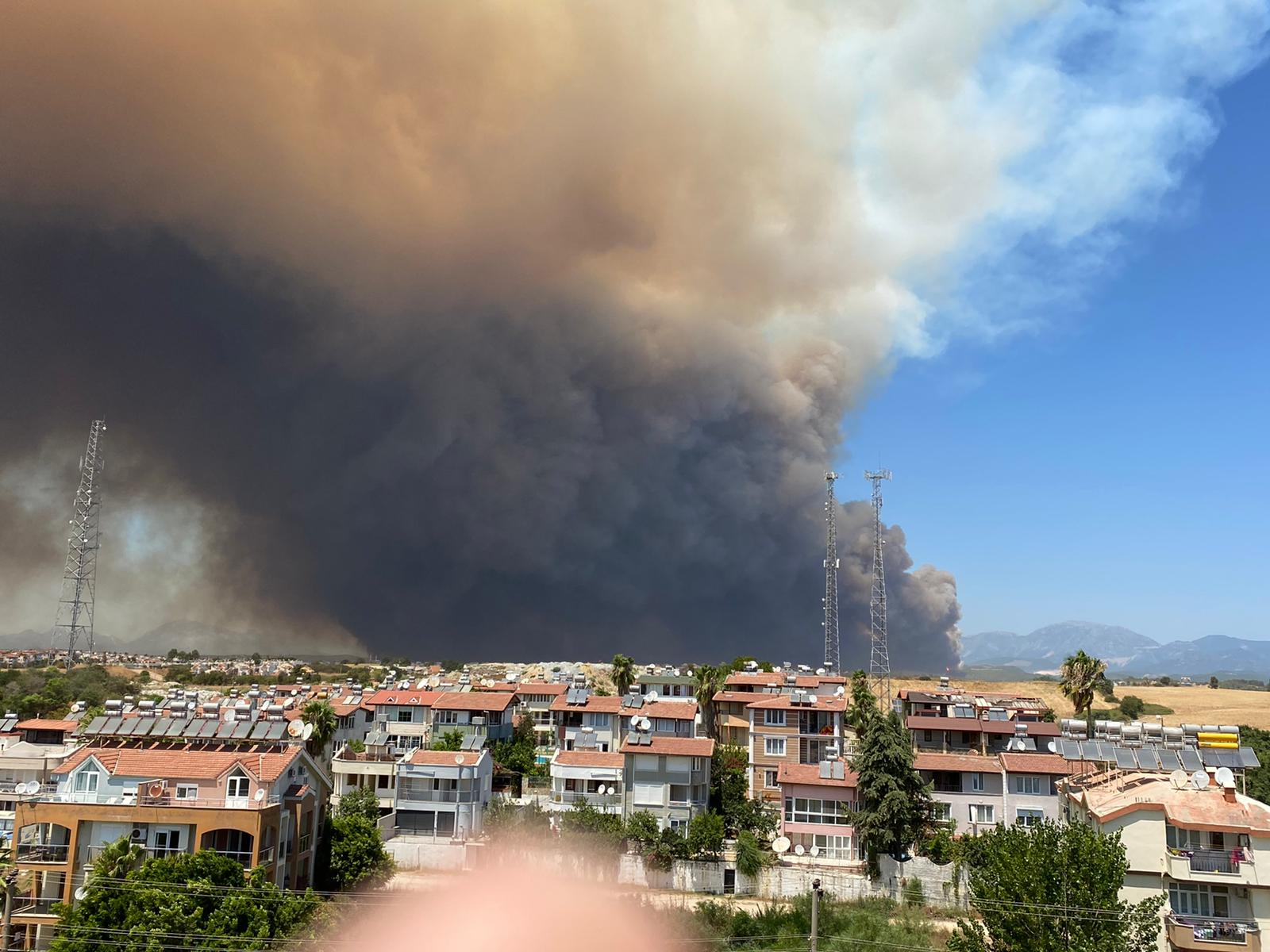 2021/07/28/manavgatta-orman-yangini-sehrin-uzerini-duman-kapladi.jpeg