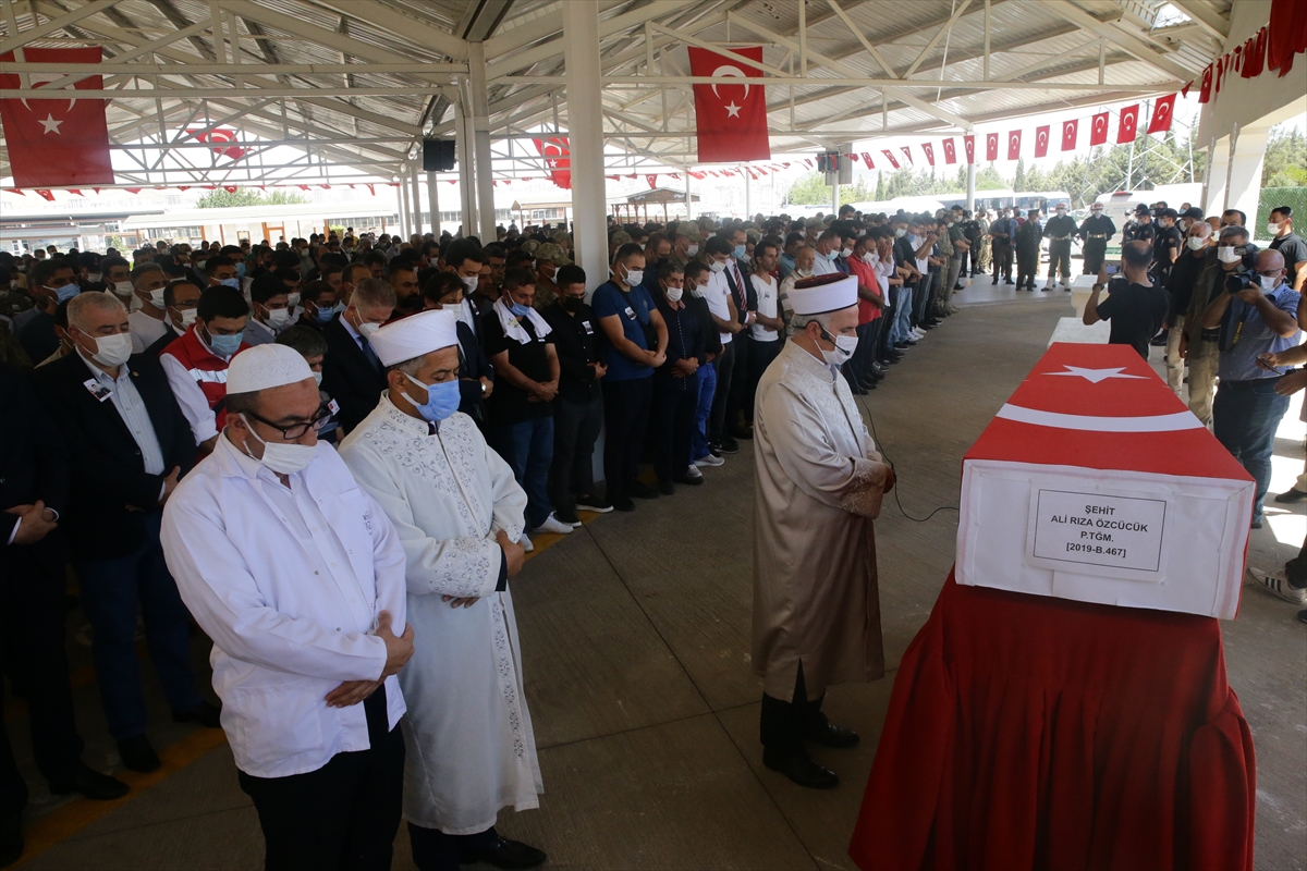 pence-harekati-sehitlerimiz-dualarla-son-yolculuga-ugurlandi-002.jpg