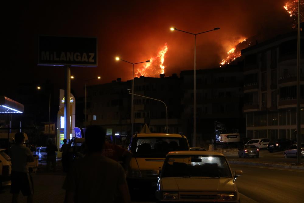 aydinciktaki-yangin-yerlesim-yerlerini-tehdit-etmeye-basladi-001.jpeg