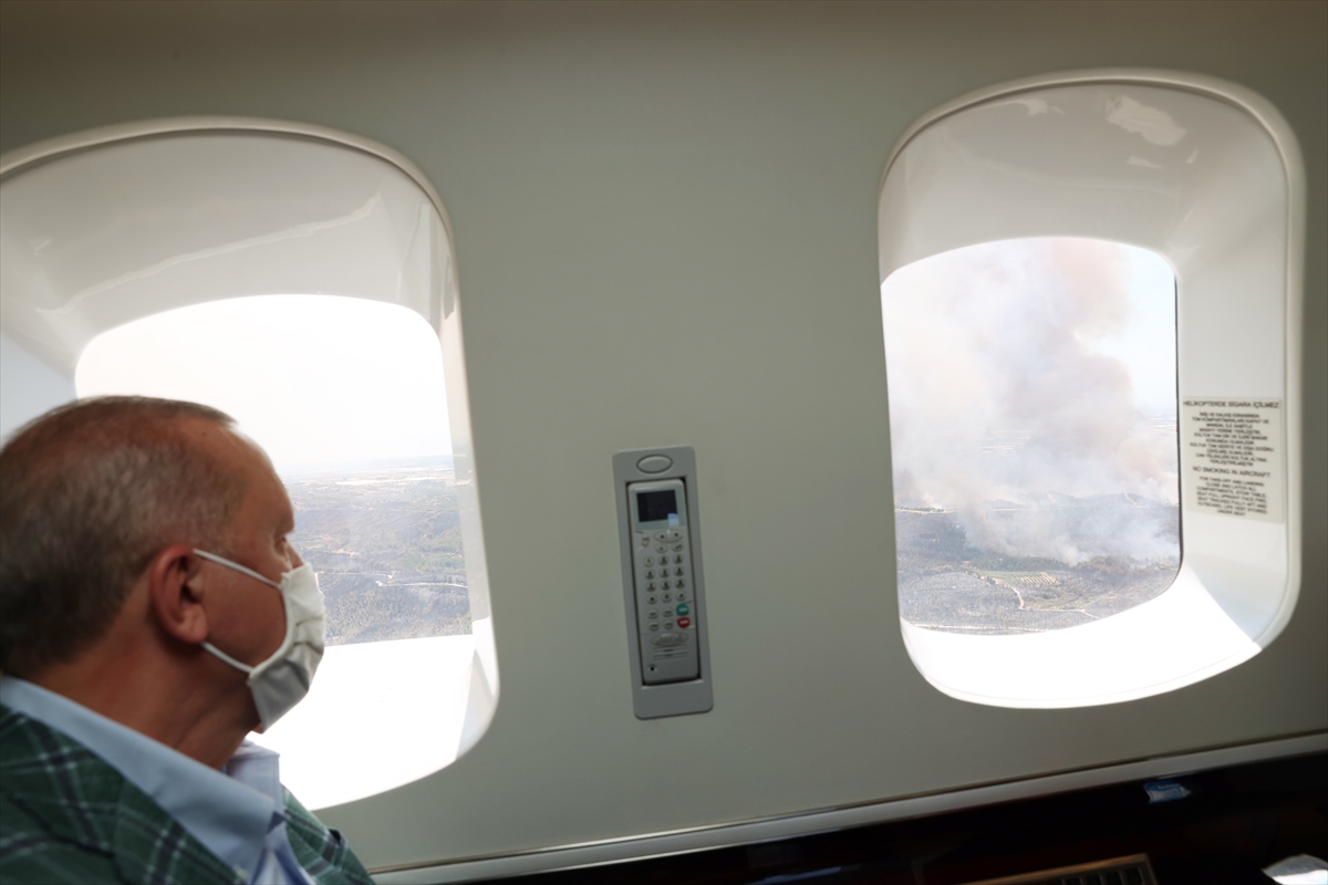 cumhurbaskani-erdogan-antalyada-orman-yanginlarinin-yasandigi-bolgeleri-helikopterden-inceledi-2.jpg