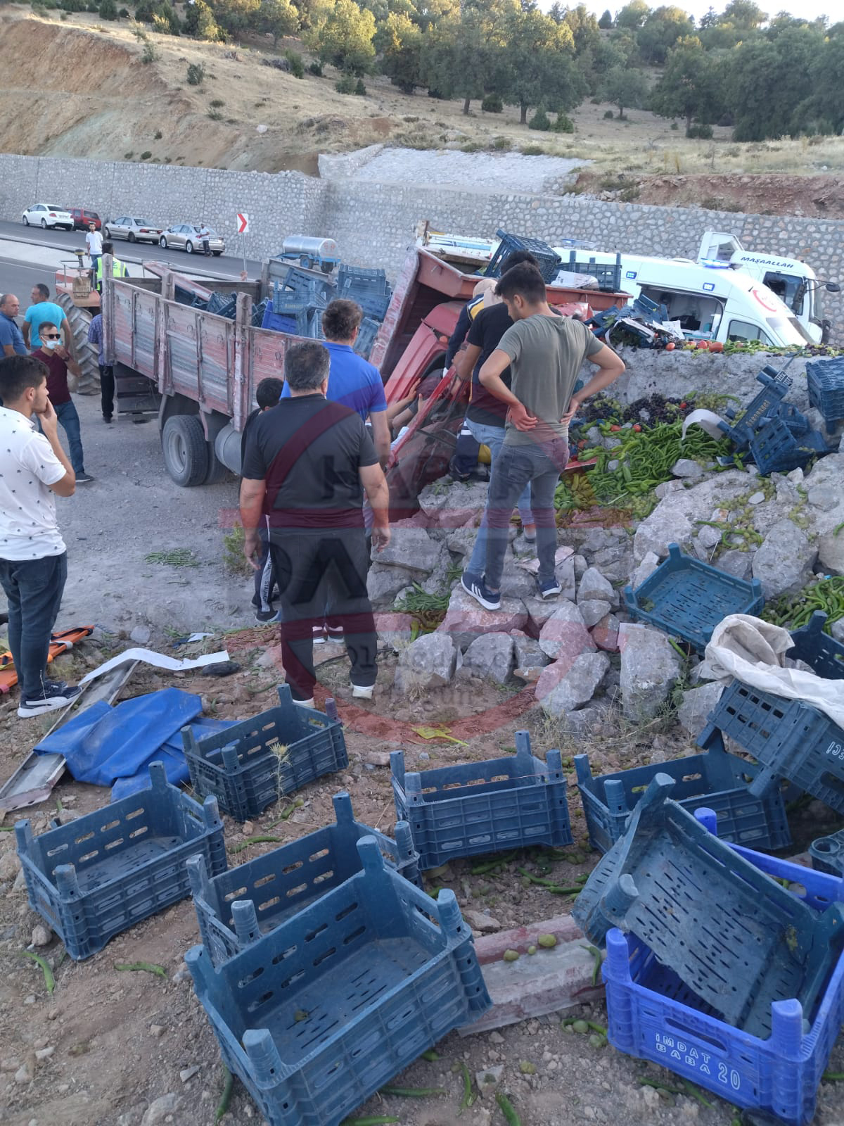 konyada-kamyonet-duvara-carpti-cabalar-genc-surucuyu-kurtarmaya-yetmedi-003.jpg