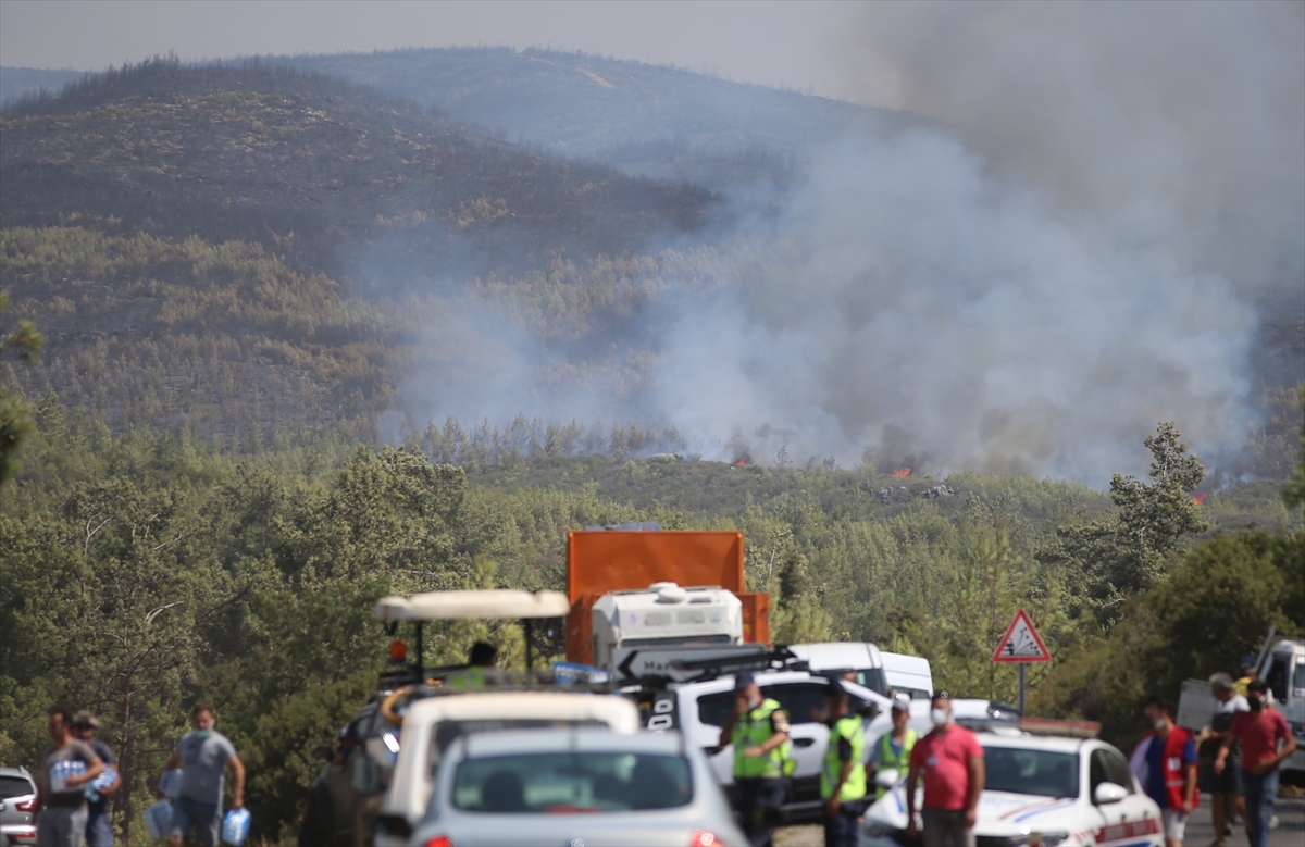 bodrumda-yerlesim-yerlerine-kadar-ulasan-yangini-sondurmek-icin-herkes-seferber-oldu-4.jpg