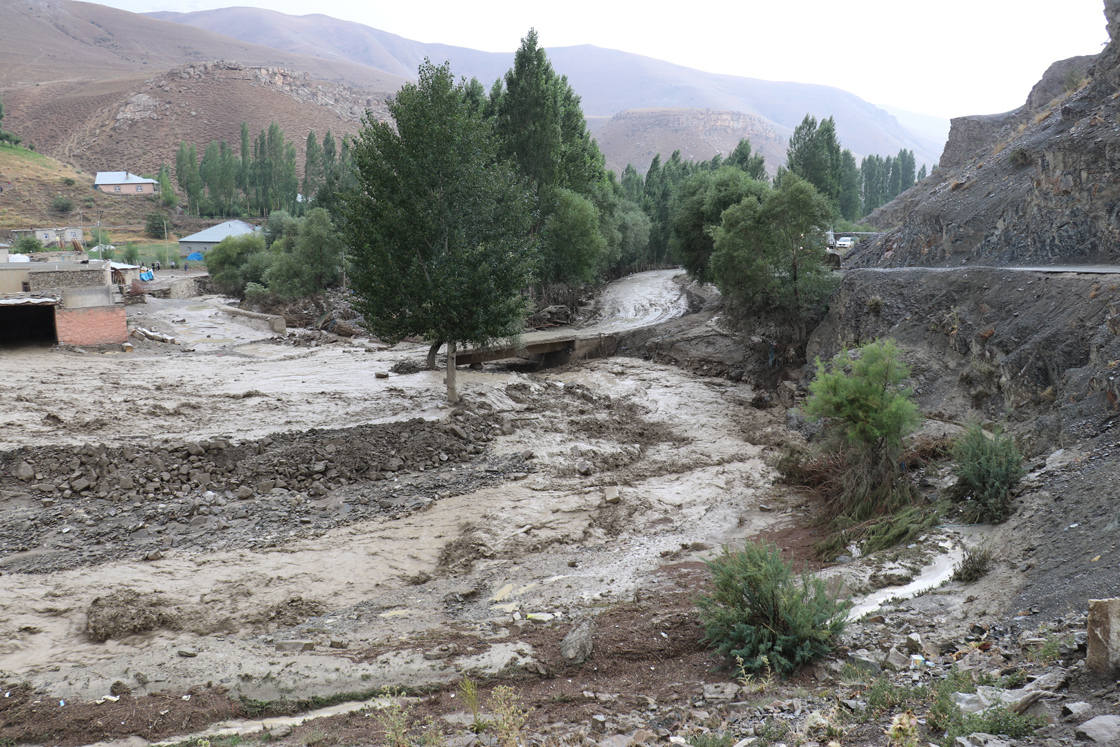 vanda-dun-6-evin-yikildigi-mahallede-ikinci-kez-sel-felaketi-yasandi1.jpg