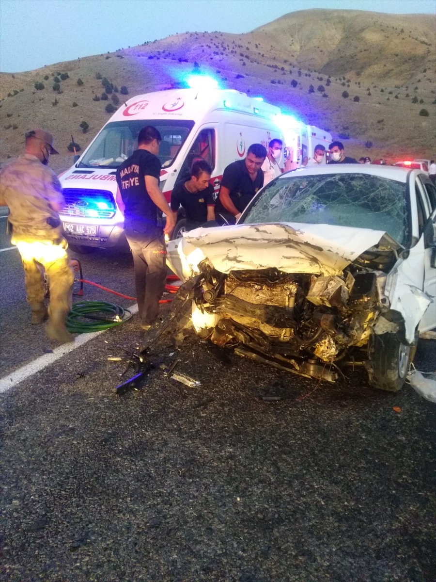 iki-otomobil-carpisti-3-olu-4-yarali.jpg