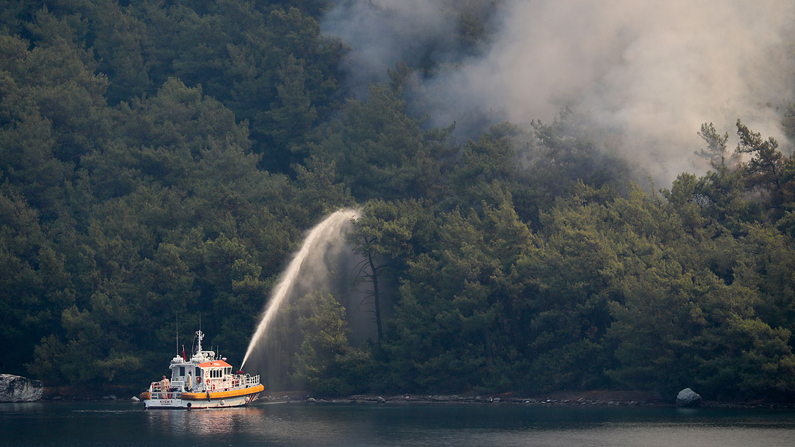marmaristeki-orman-yanginina-gemiyle-denizden-de-mudahale-ediliyor1.jpg