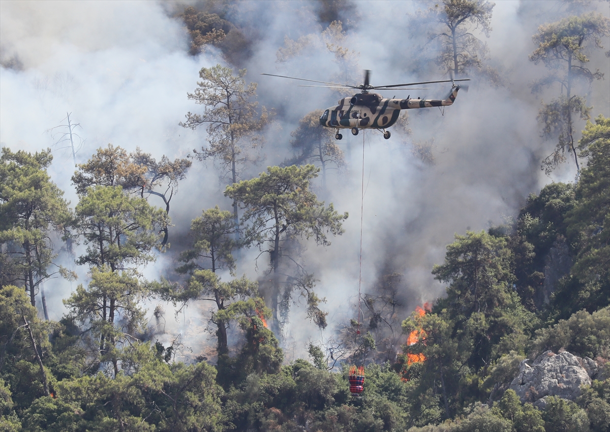 orman-yanginlarina-helikopterler-saatte-kac-ton-su-tasiyabiliyor-1.jpg
