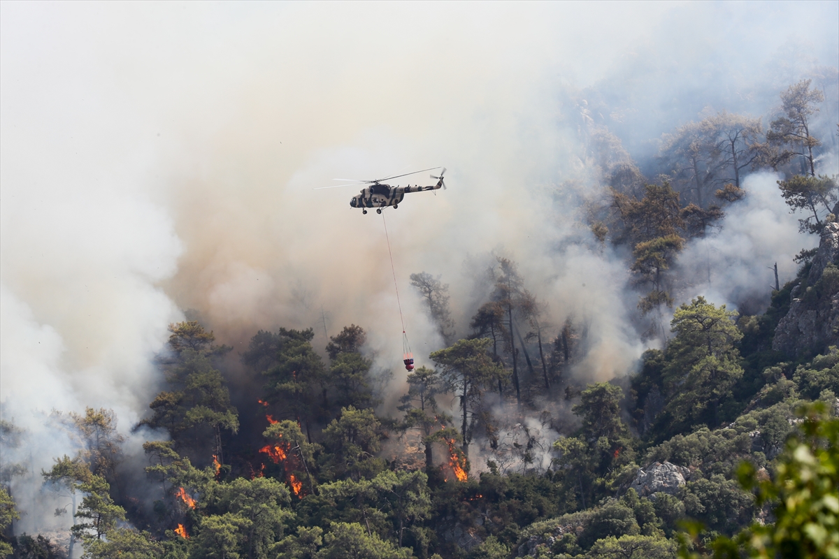 orman-yanginlarina-helikopterler-saatte-kac-ton-su-tasiyabiliyor-4.jpg