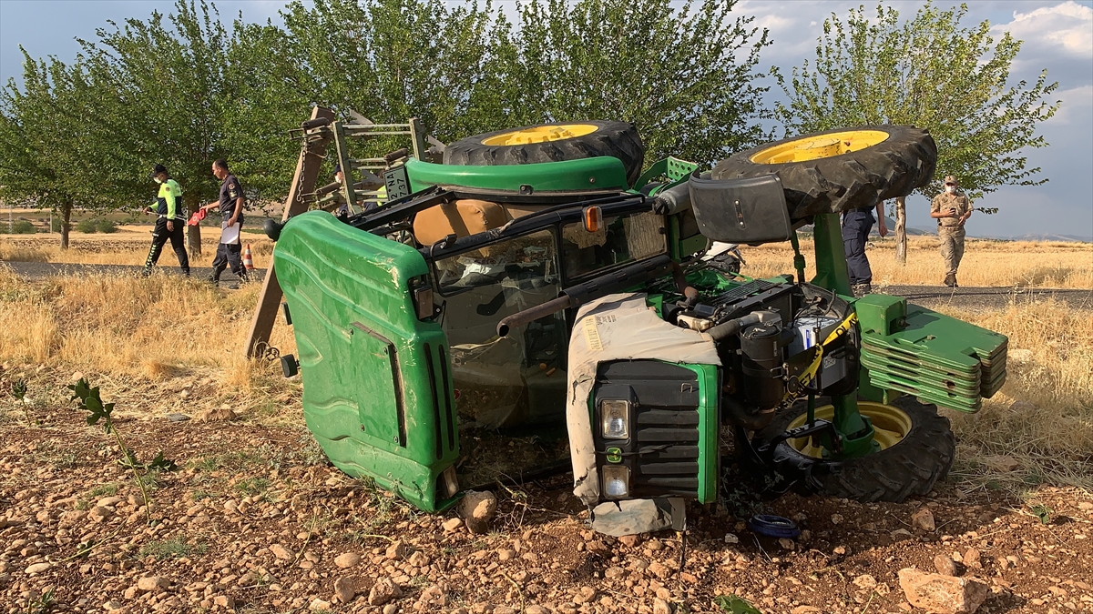 traktorun-devrilmesi-sonucu-bir-cocuk-oldu-agabeyi-yaralandi-5.jpg