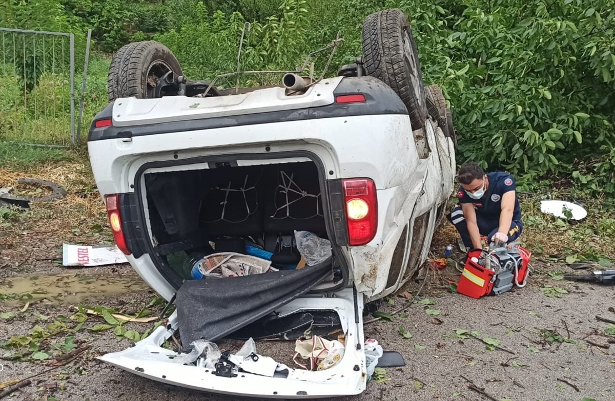 otomobilin-devrildigi-feci-kazada-yasli-cifti-olum-ayirdi-1.jpg