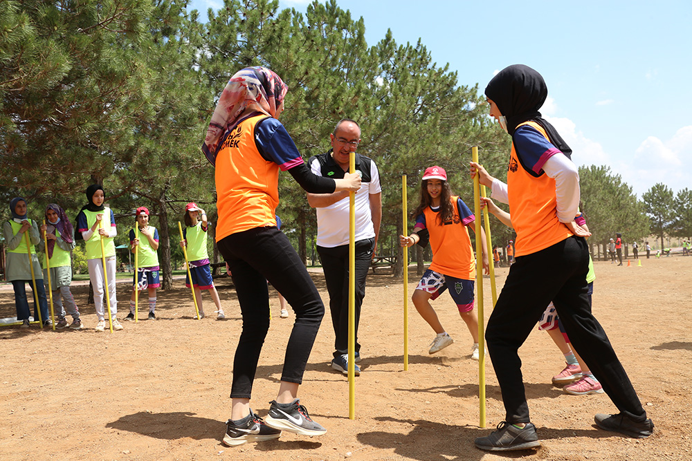 meramda-yaz-spor-okulu-ogrencileri-genc-komek-oyun-kampinda-001.jpg