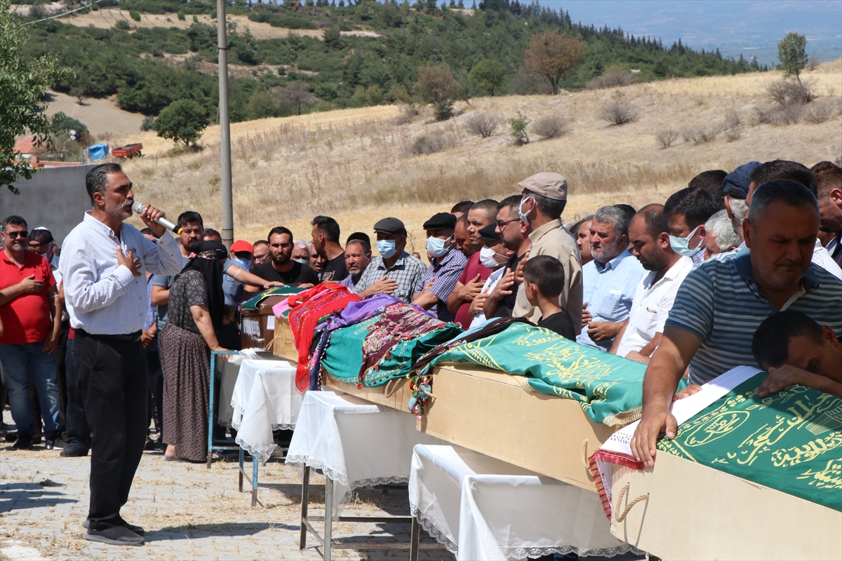 feci-kazada-hayatini-kaybeden-7-kisi-topraga-verildi-5.jpg