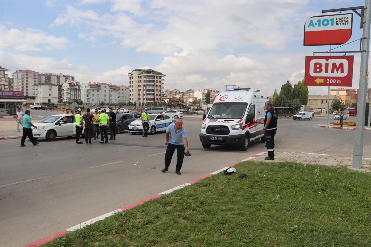 otomobil-ile-carpisan-motosikletin-agir-yaralanan-surucusu-konyaya-sevk-edildi-3.jpg