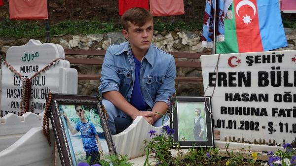 eren-bulbulun-sehit-dustugu-sahne-sehadet-yil-donumunde-cekildi.jpg