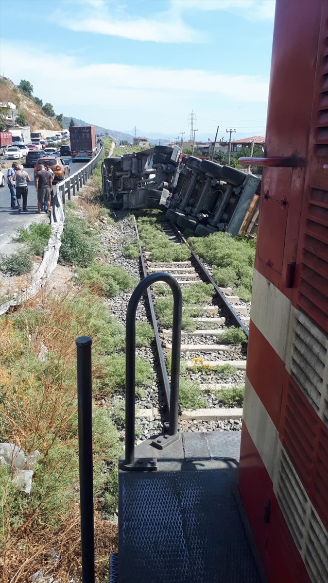 tir-tren-hattina-devrildi-facianin-esiginden-donuldu-3.jpg