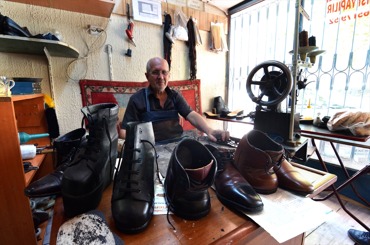konyali-mehmet-usta-yillardir-kendisi-gibi-yurume-engelli-olanlara-ozel-ayakkabi-uretiyor-7.jpg