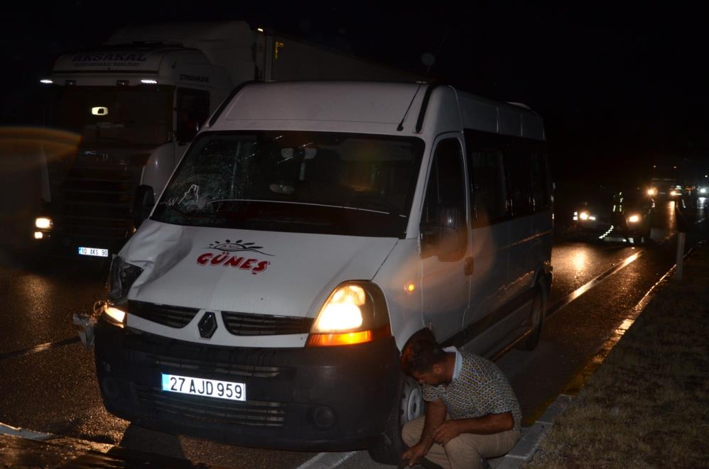 konyanin-eregli-ilcesinde-servis-minibusunun-carptigi-yaya-agir-yaralandi2.jpg