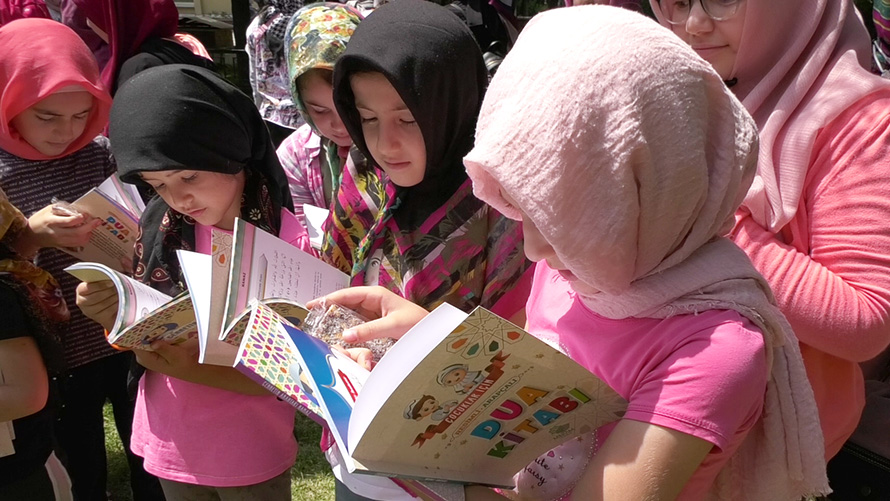 baskanlardan-miniklere-namaz-ve-dua-kitabi-hediyesi-7.jpg