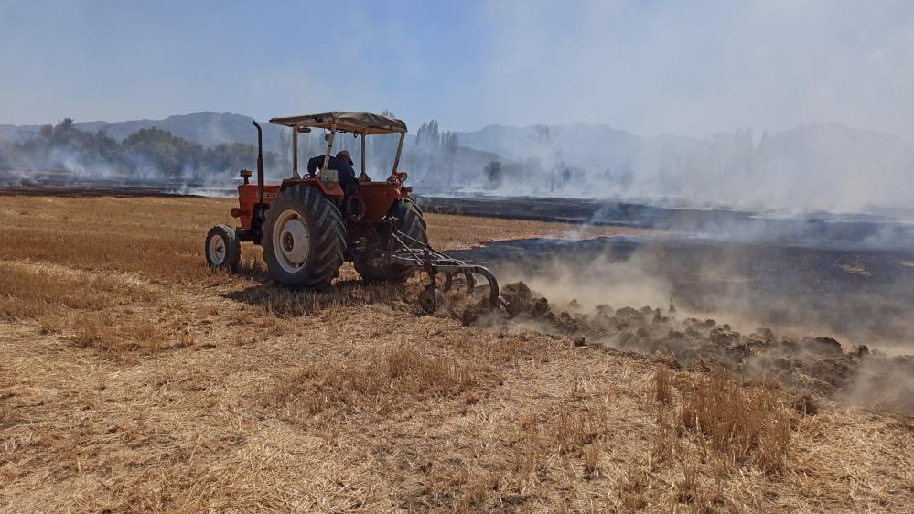 konyada-bugday-hasadi-yapilan-tarlalarda-korkutan-yangin3.jpg