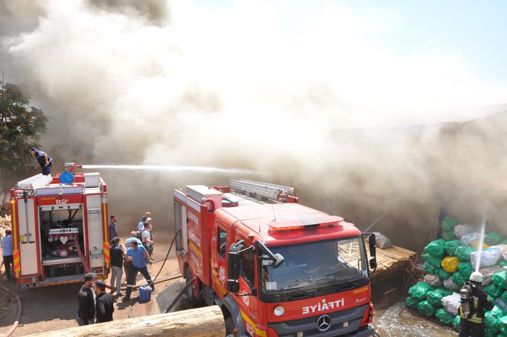 kereste-deposunda-yangin-cikti-sehirde-ne-kadar-itfaiye-varsa-sevk-edildi-002.jpg