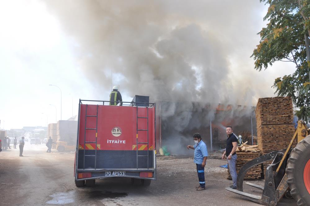 kereste-deposunda-yangin-cikti-sehirde-ne-kadar-itfaiye-varsa-sevk-edildi-005.jpg