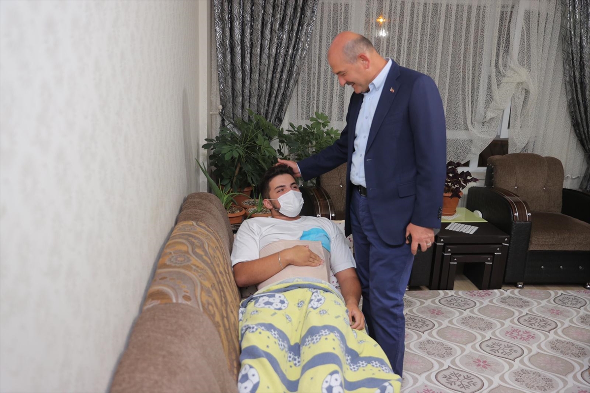bakan-soylu-altindagda-ogullari-olen-aileyi-ve-yaralanan-genci-ziyaret-etti-002.jpg